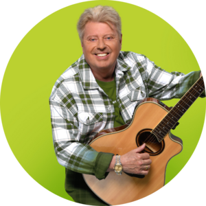 Musiker und TV-Star Volker Rosin lächelnd mit einer Gitarre
